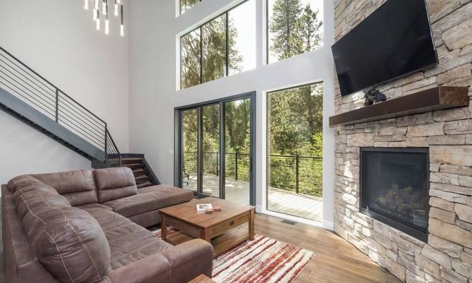 Fish Camp House | Mariposa Grove Creekside Retreat