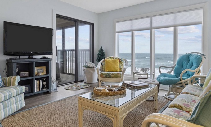 Pine Knoll Shores Condo | Maritime West