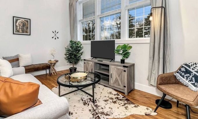 Mars Hill Apartment | Mars Hill U/Asheville Modern condo @ Historic bldg