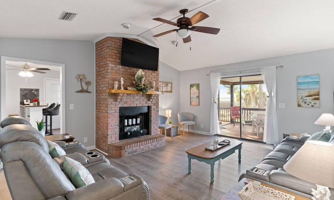Brunswick House | Marshfront pet-friendly home!