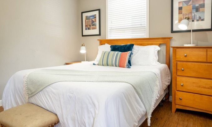Summerhill House | Martin 2/2 · Cheerful Downtown 2 Bedroom Bungalow w/ City Views
