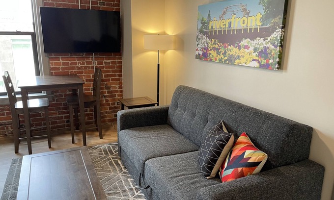 Riverside Apartment | Marvelous 1 Bed Riverfront Park Travel Apartment
