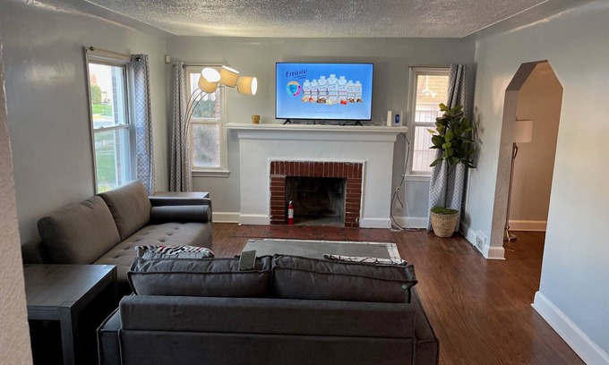Detroit House | Marvelous 3-bedroom house in cool Detroit with WiFi, AC and other cool amenities
