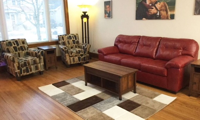 Racine House | Marvelous! Professionally Cleaned, Self Check In - Sleeps 14