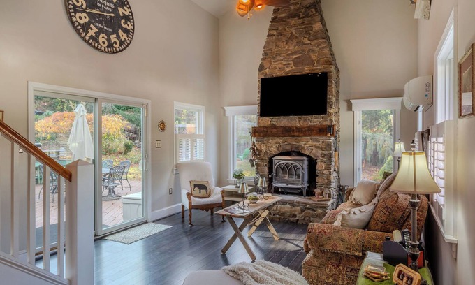 Wardour House | Marymont Cottage in awesome Annapolis walking distance to local pub!