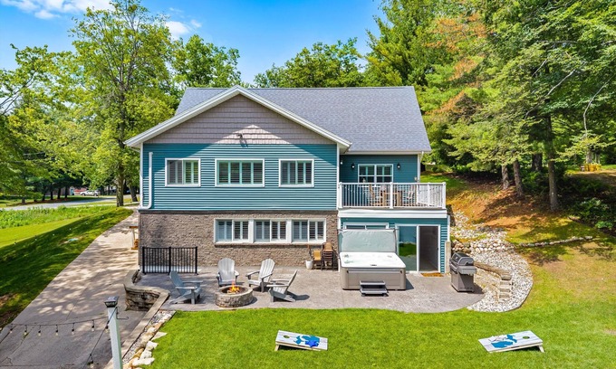 Stanwood House | Marywood Cottage: Luxury Lake House Living, Kayaks and Pedal Boat Included