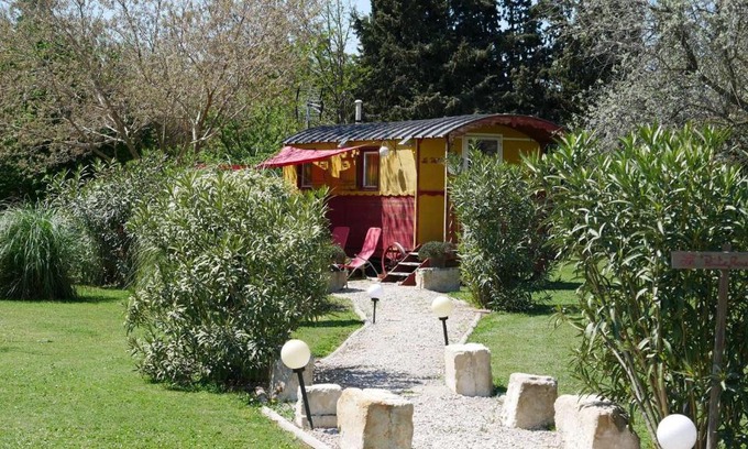 Tarascon Bed & Breakfast | MAS MAURANE-Roulotte avec SPA privé aux portes d'ARLES