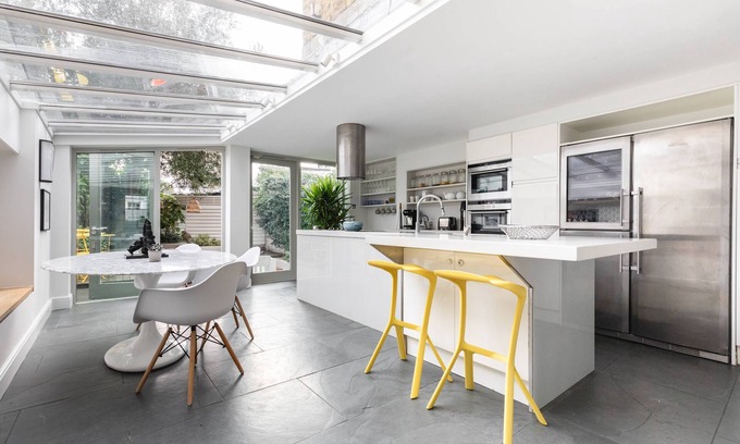 Addison Apartment | Masbro Road II by onefinestay