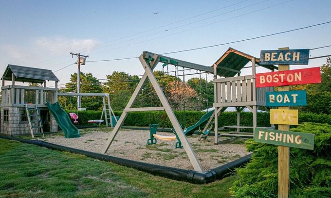 Bourne House | Mashnee: Beach Steps, Spacious Yard