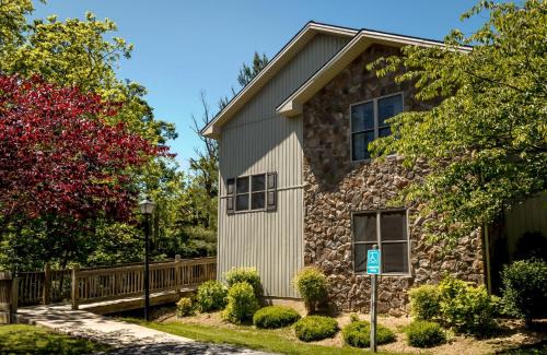 McGaheysville House | Massanutten's Woodstone Meadows by TripForth