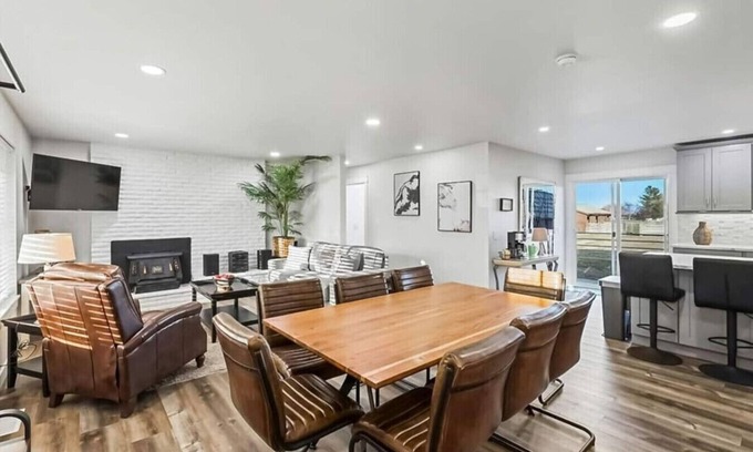 Ahtanum House | Massive 3 bedroom/Sleeps 10!