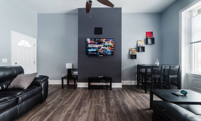 Manchester Apartment | Massive Home - GroupStay - Parking & Location