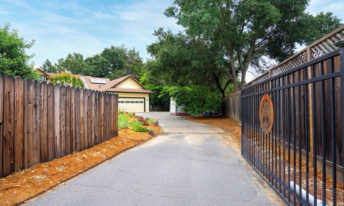 Cloverdale House | Master bedroom in half acre luxury reasort home. Zen quiet, private and peaceful