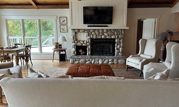Lake Oconee Cottage | Master’s Week Charming 7-bedroom cottage with WiFi and AC on Lake Oconee