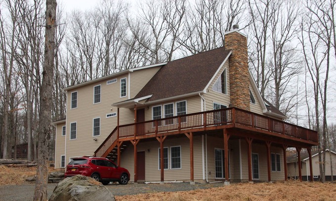 Lackawaxen House | Masthope 6 BR 4BA Contemporary Chalet Sleeps 16 Walk to the lodge slopes & pool