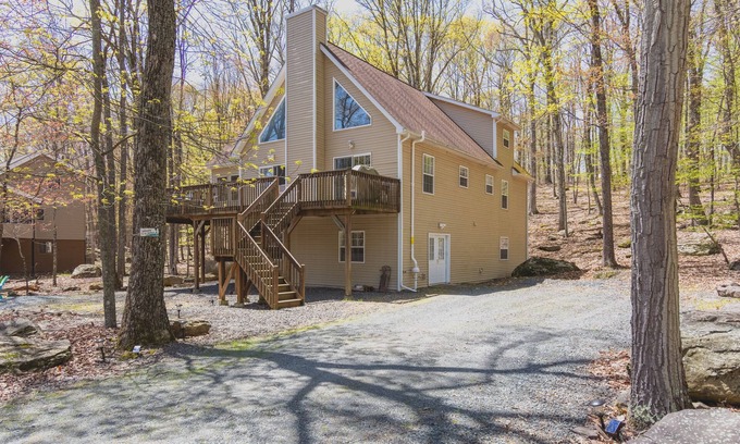 Rowland House | Masthope Mountain Hideaway walking distance to the lake and 8 min to ski lodge