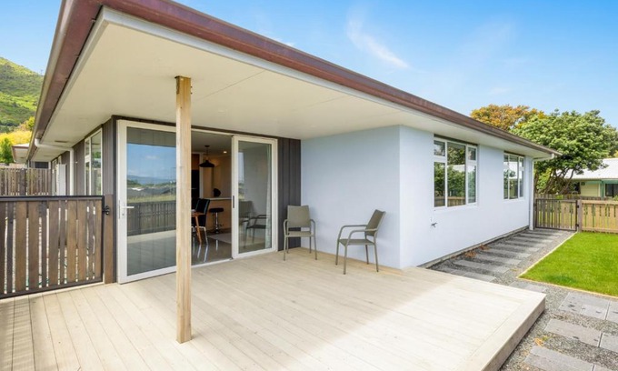 Waikanae House | Matenga Townhouse - Waikanae Holiday Home