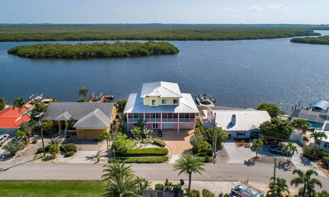 Matlacha House | Matlacha/Cape Coral - Kokopelli House - a three-story Key West style residence