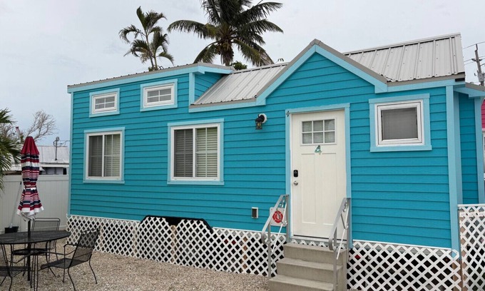 Matlacha House | Matlacha Tiny Village - Dolphin