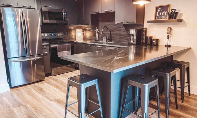 Nashville Condo | Matte Black 2 Bedroom - Music Row - Guitar Pool - Sleeps 6