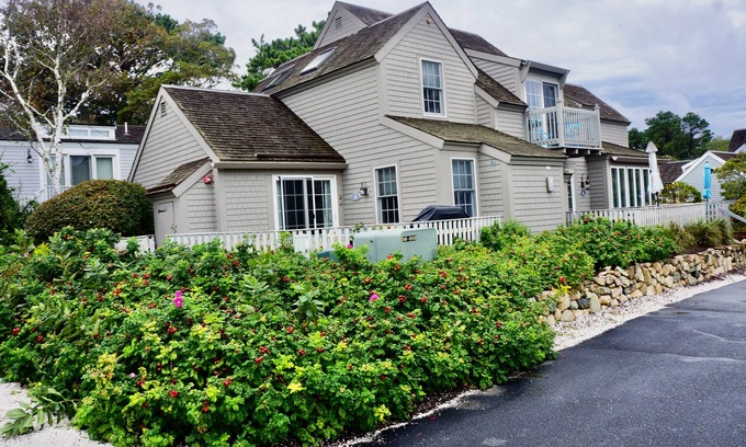 Mashpee House | Maushop - 6 Hammock Pond Rd
