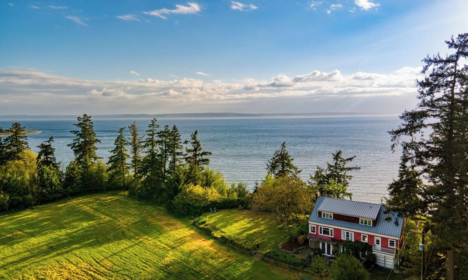 Clinton House | Maxwelton Aerie | Bluffside Retreat w/Sweeping Puget Sound Views + Firepit