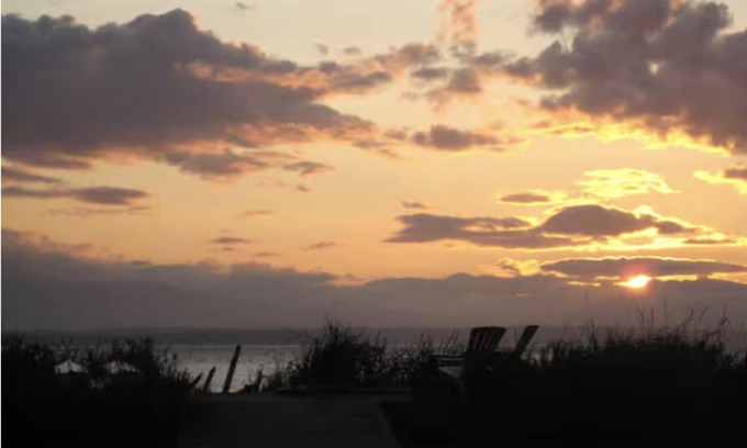 Clinton Cottage | Maxwelton Beach Waterfront: Sunsets and Olympic Mountain views