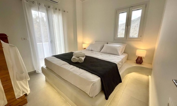 Kamari Apartment | Mayema Cycladic House with Black beach View