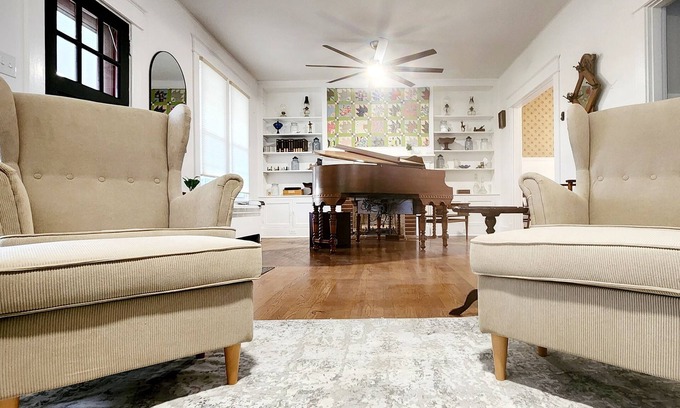 Williamstown House | Mayor's House w/ Playing Grand Piano & 2 Kitchens- 5 Minutes to Ark - Sleeps 16+