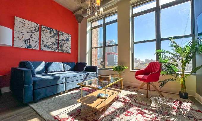 Near South Side Apartment | McCormick Place beautiful 2b/2b with optional parking for up 8 guests