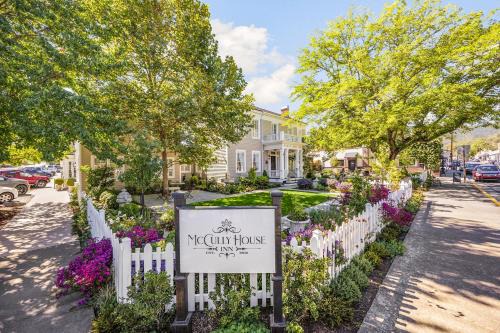 Jacksonville Hotel | McCully House Inn