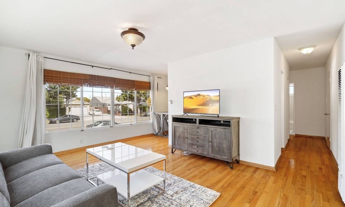 Mar Vista Apartment | MCL1 -Charming 1-bedroom apartment in welcoming Los Angeles with WiFi