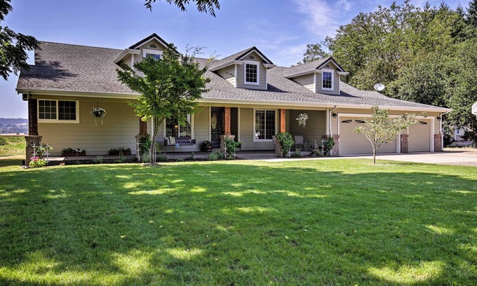 McMinnville House | McMinnville Wine Country Home w/Hot Tub + Deck