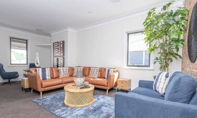 Orange House | McNamara Lane - CBD, 7 Smart TVs, Sleeps 11