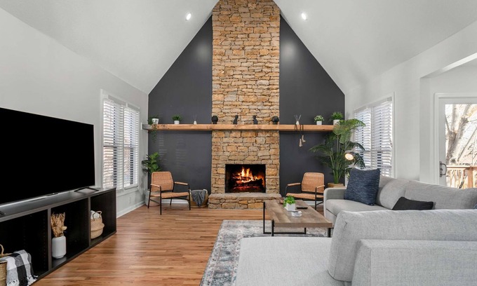 Overland Park House | Mdrn Updtd 6BR*Prfct Location