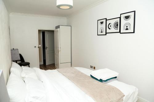 Manchester Apartment | MDZ Luxe Stays-Sleeps 6