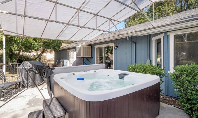 Ahwahnee House | Meadowlark - Brand New Hot Tub, BBQ & Fire Pit