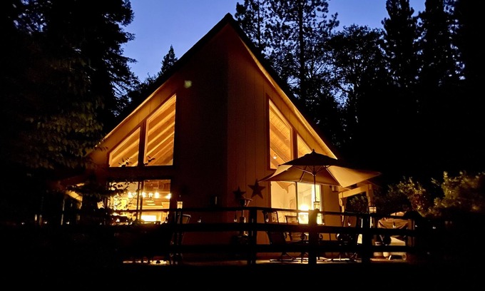 Glencoe Cabin | Meadowlark Chalet ~ Pet Friendly! W/Heat, AC & EV Charging