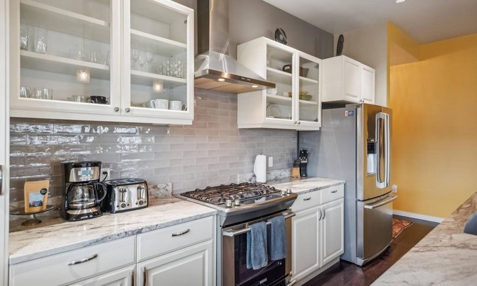 Belmont Apartment | Meadowlark Suite - 201 2b1b