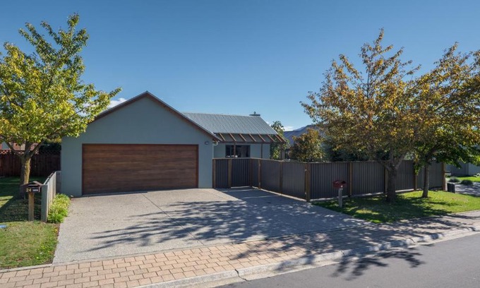 Wanaka House | Meadowstone Family Retreat - Wanaka Holiday Home