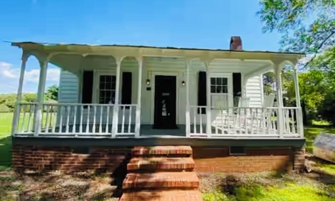 Griffin Cottage | Meadowview Cottage in Beautiful Rural Georgia