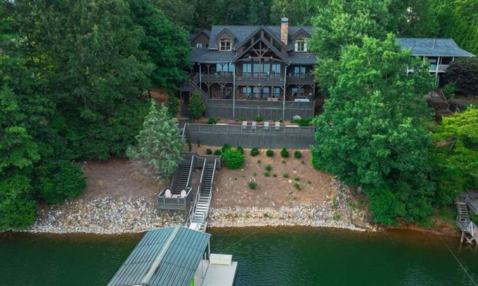 Blairsville Cabin | Meant to Be- Lake Front | Private Dock | Screened Porch | Lake Nottely