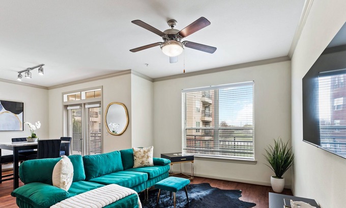 South Main Apartment | Med Center Modern Queen Suite