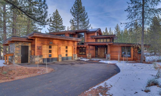 Truckee House | Meek Court at Grays Crossing - Modern Luxury with Private Hot Tub