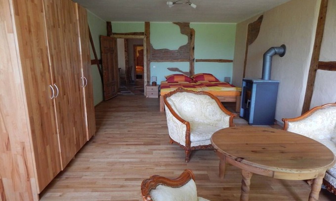 Altenkirchen Apartment | Meerblickwohnung - Meerzauber. Gutshaus Reidervitz mit Großem Lindengartenarten