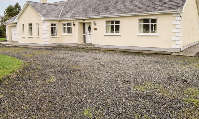 Lavally Cottage | MEES HOUSE, pet friendly, with open fire in Timicat, County Galway