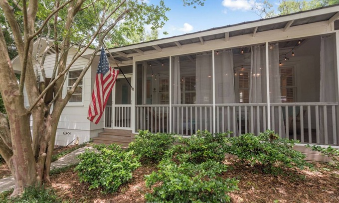Fairhope Cottage | “Meet Me in Fairhope”-Walk to bay and beach in the heart of Fairhope!