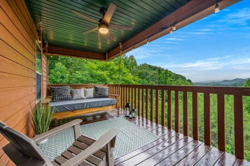 Gatlinburg - Pigeon Forge House | Melbeary~Views*Private Cabin*3 Kings*Hot Tub
