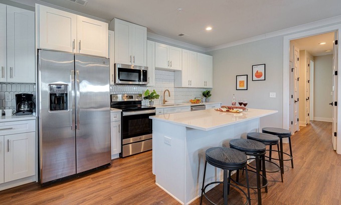 Melrose House | Melrose Bouquet - 4 Condos 1 Booking