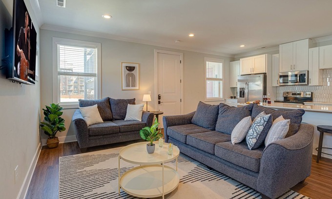 Eighth Avenue House | Melrose Duet - Rooftop Patio - 5 Mins to Broadway